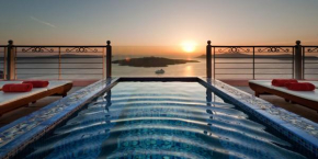 Гостиница Nefeles Luxury Suites  Фира